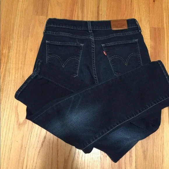 Levi’s Curvy Straight - Picture 2 of 10